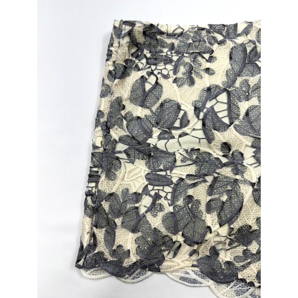 Tory Burch Gray & Cream Leaf guipure Lace Size 8 kammy shorts Cotton Lined - Picture 4 of 13